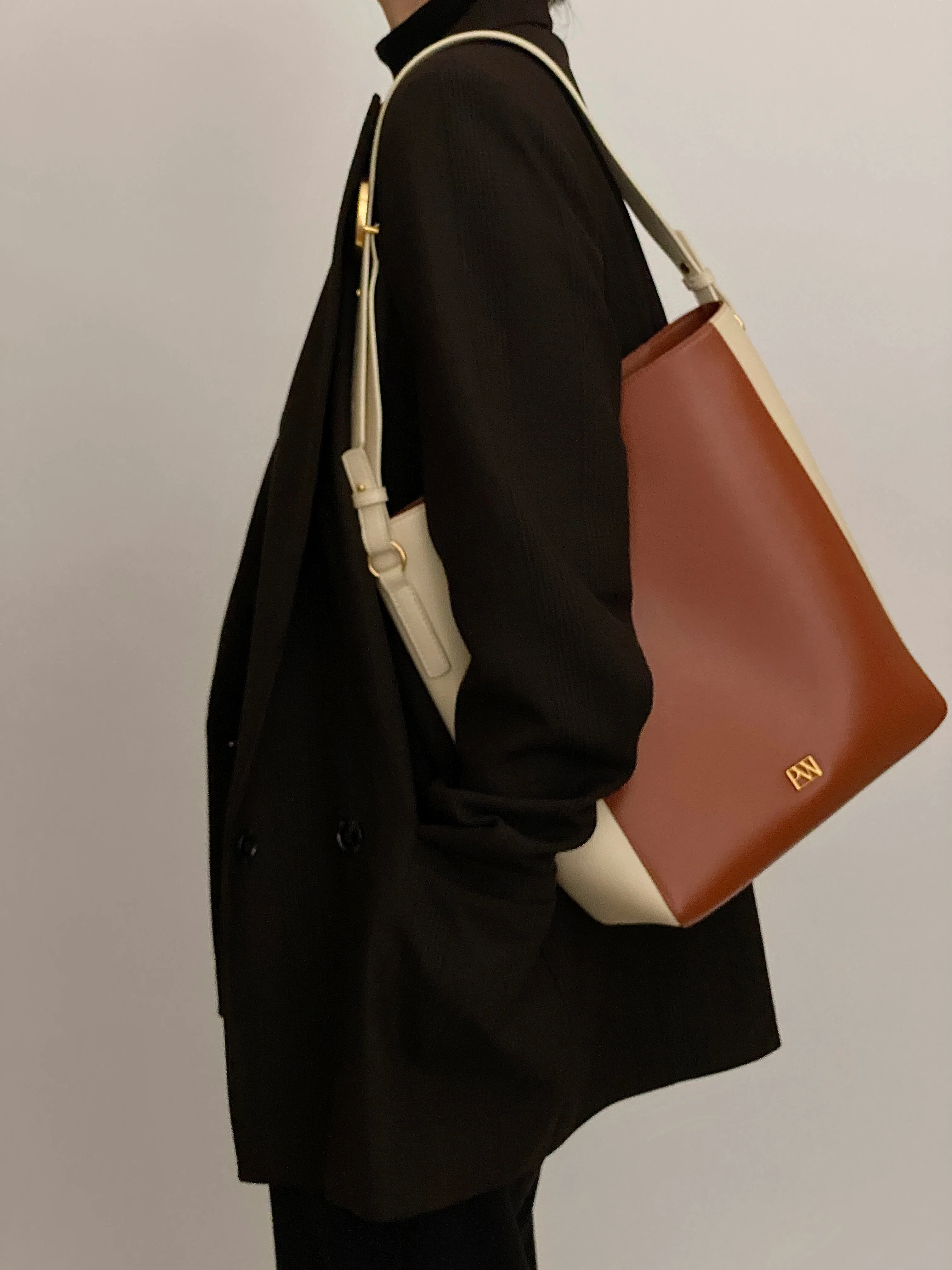 Carrie Medium Tote Bag - Image 14