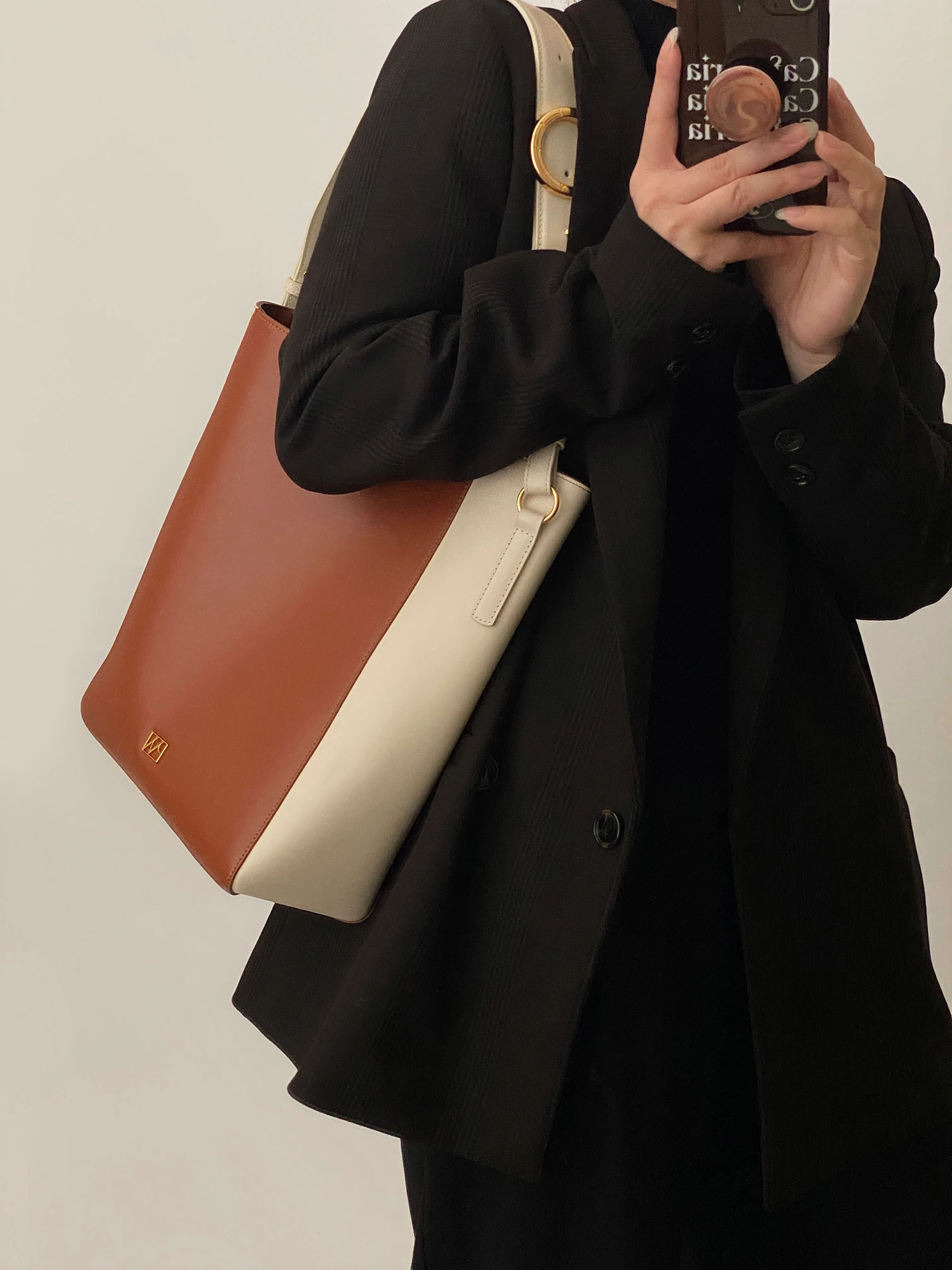 Carrie Medium Tote Bag - Image 15